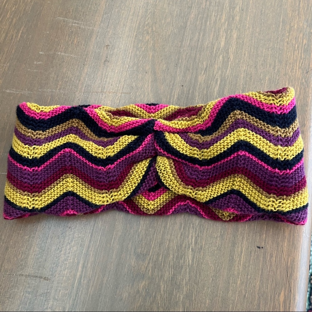 Wavy knit headband